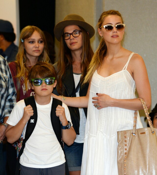 REISTE SAMMEN: Sommeren 2013 var Amber Heard med Depps barn Lily-Rose (bak t.v) og John Christopher da Johnny promoterte filmen «The Lone Ranger» i Japan. Foto: Afp REISTE SAMMEN: Sommeren 2013 var Amber Heard med Depps barn Lily-Rose (bak t.v) og John Christopher da Johnny promoterte filmen «The Lone Ranger» i Japan. Foto: Afp